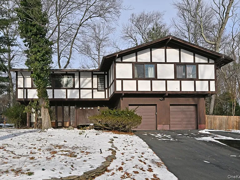 11 Lomond Avenue, Chestnut Ridge, NY 10977